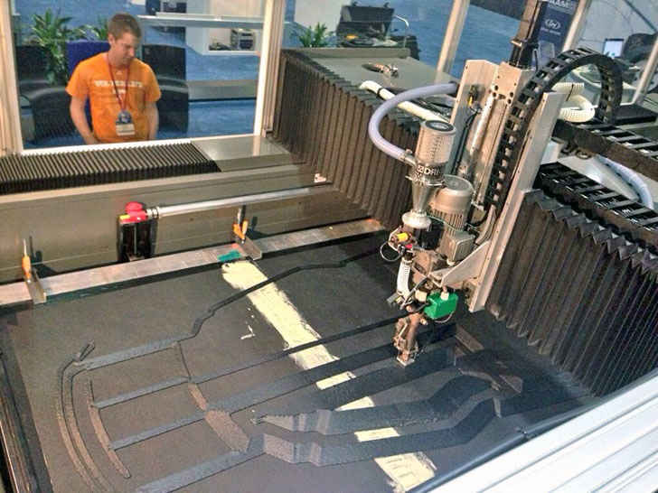 3D принтер печатает элемент конструкции
