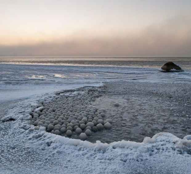 Льдинки в форме шаров на берегу Финского залива