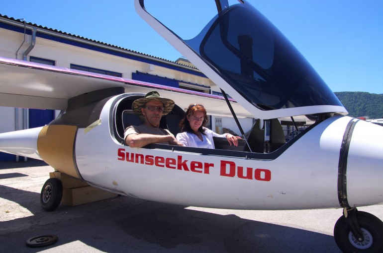 Два человека в самолете Sunseeker Duo